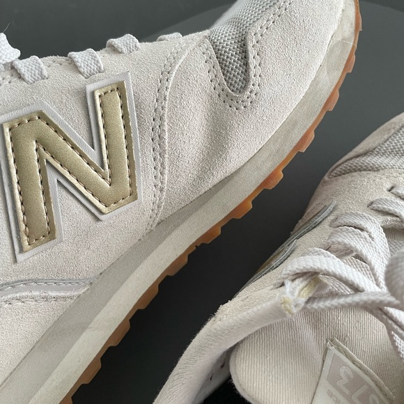 New balance beige sneaker US 7. Wore Once only! - Picture 4 of 7